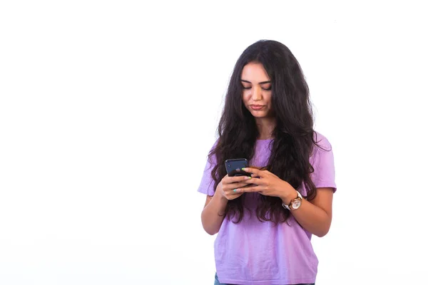 Jeune Fille Prenant Selfie Faire Appel Vidéo Sur Fond Blanc Photo De Stock