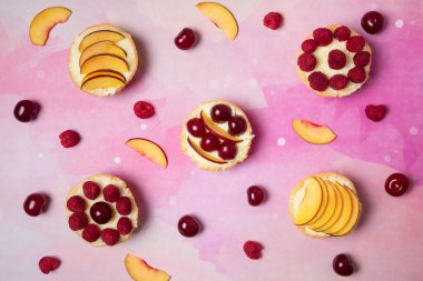 Beyaz arka planda lezzetli meyveler ve meyveler