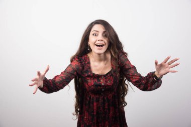 Bir şey yakalamaya çalışan uzun saçlı kadının portresi. Yüksek kalite fotoğraf