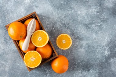 Taş zeminde sulu portakal meyveleriyle dolu ahşap bir kutu. Yüksek kalite fotoğraf