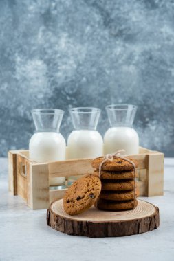 Üç bardak süt ve mermer masada bir yığın kurabiye. Yüksek kalite fotoğraf