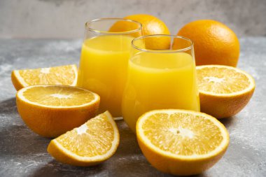 Bir bardak portakal suyu ve bir dilim portakal. Yüksek kalite fotoğraf