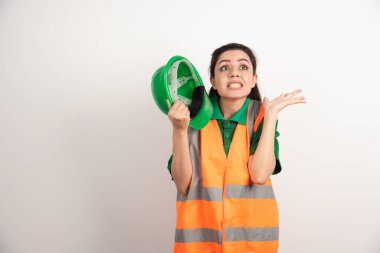 Şapkalı ve üniformalı genç bir kadın. Yüksek kalite fotoğraf