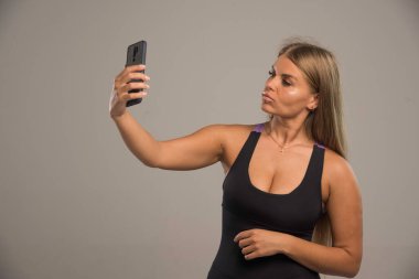 Spor sutyenli bir kadın model selfie çekiyor. Yüksek kalite fotoğraf