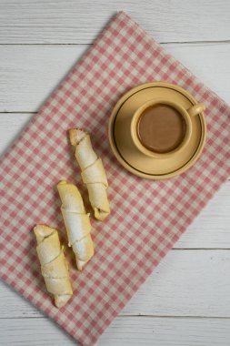 Kahveli çay ve ahşap arka planda kurabiyeler.