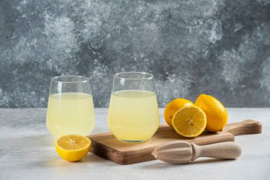 Tahtada iki bardak taze limonata. Yüksek kalite fotoğraf