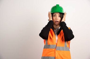 Beyaz arka planda poz veren kadın sanayi işçisi. Yüksek kalite fotoğraf