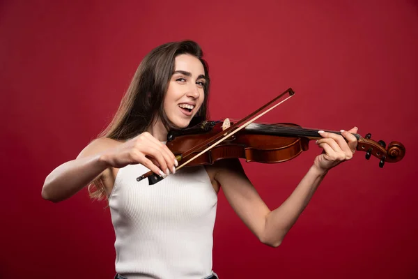 Jovem Mulher Bonita Tocando Violino Fundo Vermelho Foto Alta Qualidade — Fotografia de Stock