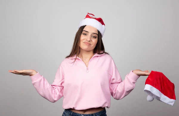 Puzzled Young Woman Arms Out Shrugging Her Shoulders High Quality — Stock Photo, Image