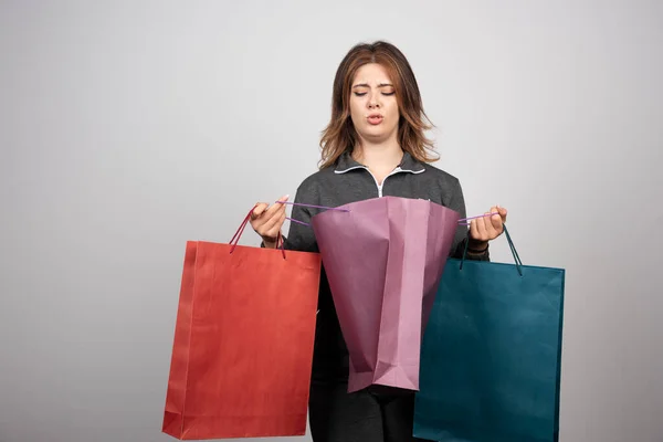 Foto Una Mujer Joven Sosteniendo Bolsas Compras Foto Alta Calidad —  Fotos de Stock