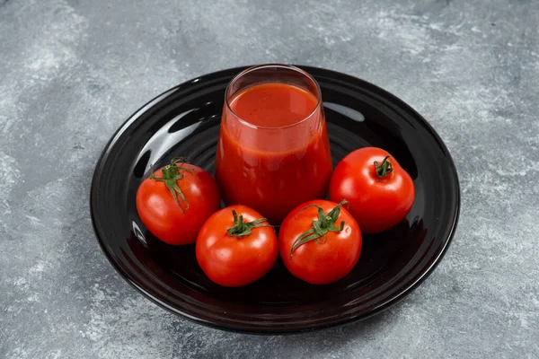 Ein Glas Tomatensaft Auf Einem Schwarzen Teller Hochwertiges Foto — Stockfoto