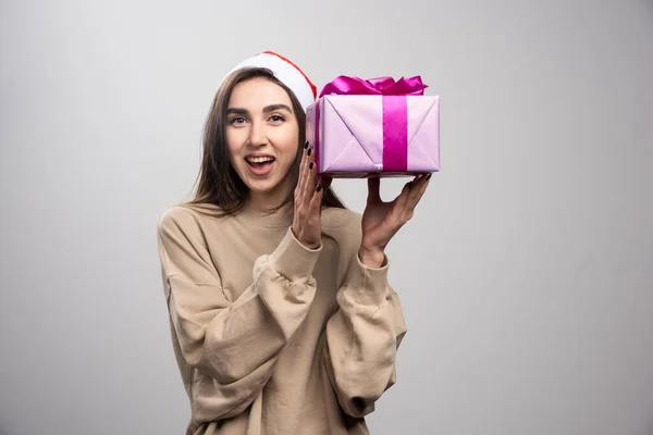 Una Donna Sorridente Con Mano Una Scatola Regali Natale Foto — Foto Stock