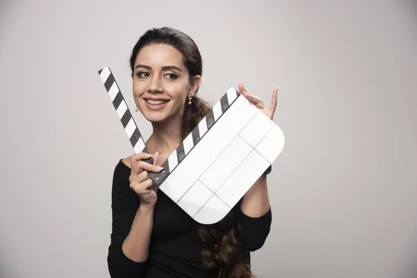 Filmmaker Girl Holding Open Clapper Board Looking High Quality Photo — Stock Photo, Image