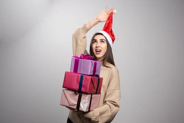 Jeune Femme Portant Trois Boîtes Cadeaux Noël Photo Haute Qualité — Photo