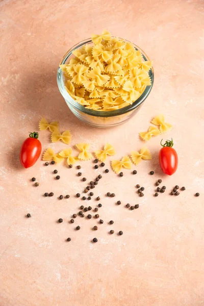 Bowl Raw Pasta Pepper Grains Fresh Tomatoes Orange Background High — Stock Photo, Image