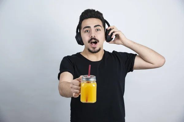 Foto Von Gutaussehenden Kerl Modell Kopfhörer Hält Glas Tasse Mit — Stockfoto