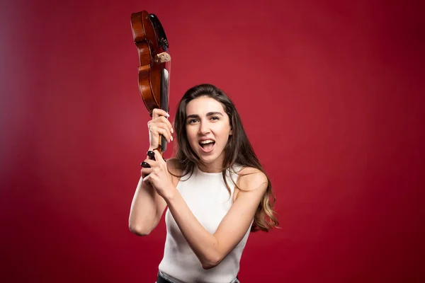 Jovem Mulher Bonita Violinista Fundo Vermelho Foto Alta Qualidade — Fotografia de Stock