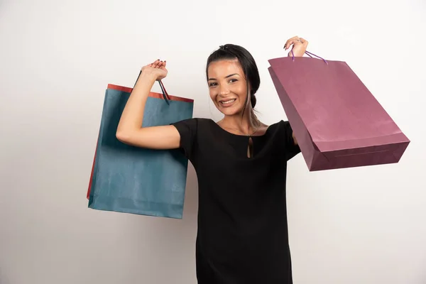 Femme Gaie Avec Des Sacs Provisions Sur Fond Blanc Photo — Photo