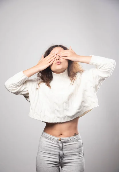 Jovem Camisola Branca Fechar Olhos Foto Alta Qualidade — Fotografia de Stock