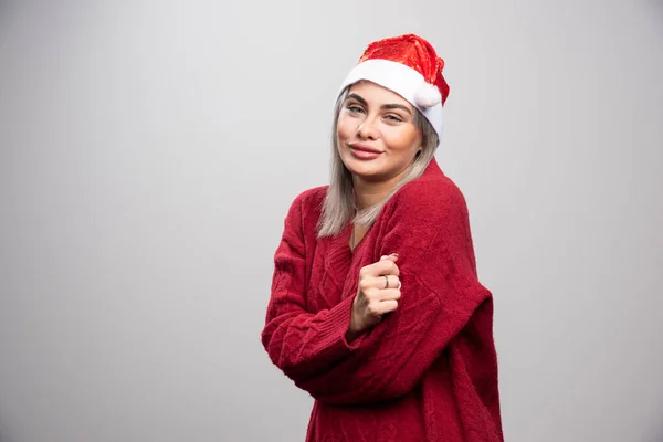 Kırmızı Kazaklı Güzel Bir Kadın Kameraya Gülümsüyor Yüksek Kalite Fotoğraf — Stok fotoğraf