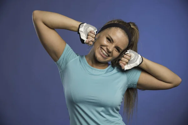 若いスポーツ女性は拳を保持し 楽しみを持っています 高品質の写真 — ストック写真