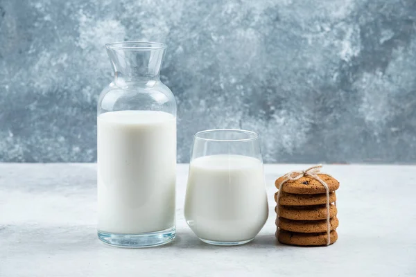 Copo Frasco Leite Com Deliciosos Biscoitos Foto Alta Qualidade — Fotografia de Stock