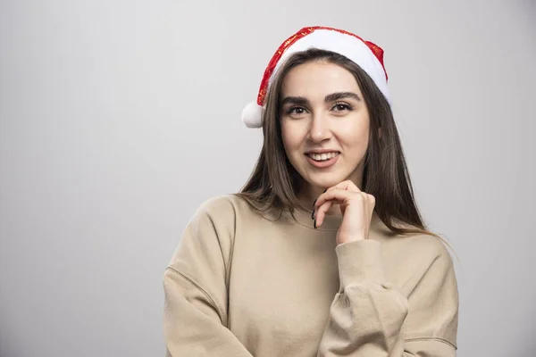 Eine Junge Frau Mit Weihnachtsmannmütze Posiert Isoliert Grau Hochwertiges Foto — Stockfoto