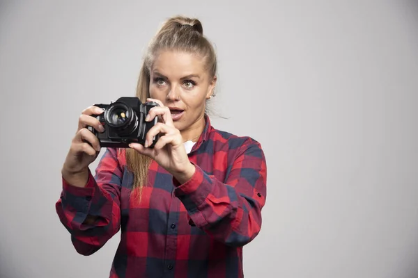 Blonde Model Checked Shirt Looks Positive Glamour While Taking Photos — Stock Photo, Image