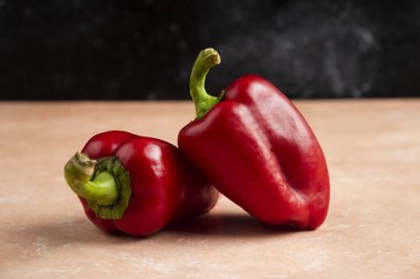 Kırmızı dolmalık biberler turuncu masada. Yüksek kalite fotoğraf