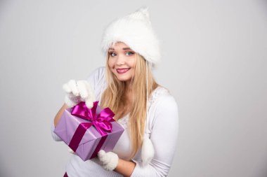 Güzel sarışın kadın hediyesini açıyor. Yüksek kalite fotoğraf