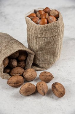 Mermer arka planda organik kabuklu fındık ve ceviz. Yüksek kalite fotoğraf