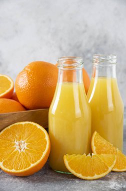 Taş zeminde sulu portakal meyveleriyle dolu ahşap bir kutu. Yüksek kalite fotoğraf