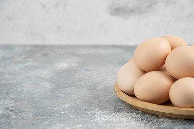 Mermer yüzeyde taze organik çiğ yumurta tabağı. Yüksek kalite fotoğraf