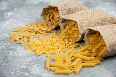 Köy sepetlerinde makarna çeşitleri. Yüksek kalite fotoğraf