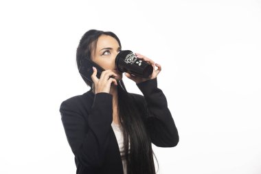 İş kadını beyaz arka planda cep telefonuyla konuşuyor. Yüksek kalite fotoğraf