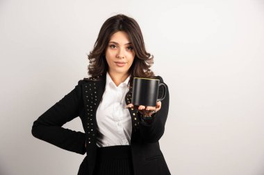 İş kadını beyaz arka planda çay ikram ediyor. Yüksek kalite fotoğraf