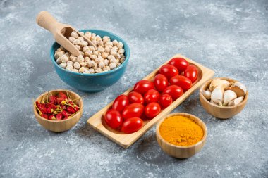 Taze kırmızı domates ve mermer zemin üzerinde çiğ nohut. Yüksek kalite fotoğraf