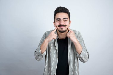 Beyaz arka planda duran yakışıklı sakallı adamın portresi. Yüksek kalite fotoğraf