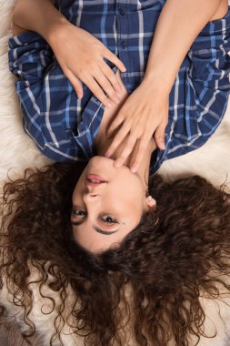 Halıya uzanmış genç bir kadın manzarası. Yüksek kalite fotoğraf