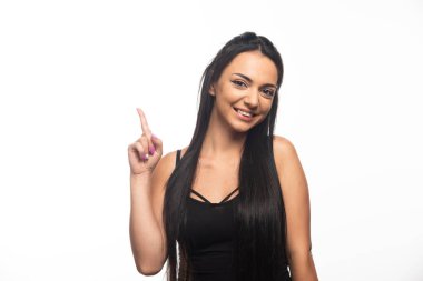 Beyaz arka planda poz veren genç bir kadının portresi. Yüksek kalite fotoğraf