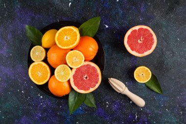 Siyah tabakta meyve yığını manzarası. Yüksek kalite fotoğraf