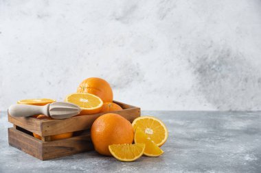 Taş zeminde sulu portakal meyveleriyle dolu ahşap bir kutu. Yüksek kalite fotoğraf