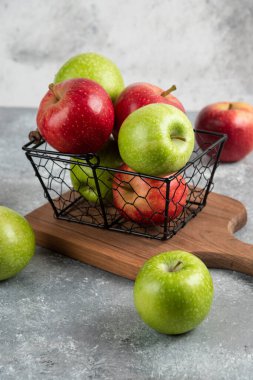 Taze yeşil ve kırmızı elmalar metal sepette. Yüksek kalite fotoğraf