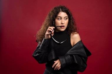 Siyah elbiseli kadın gözlüklü poz veriyor. Yüksek kalite fotoğraf