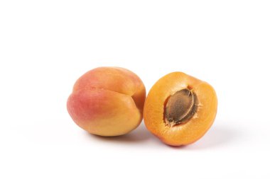 Taze olgun şeftaliler beyaz arka planda izole edilmiş.