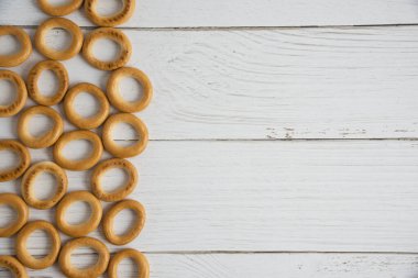 Ahşap arka plan üzerinde simit