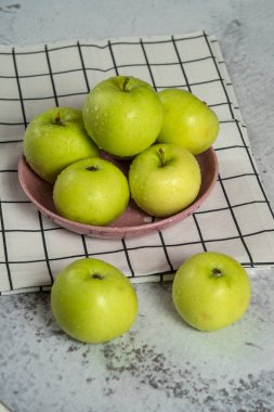 Tahta arka planda taze yeşil elmalar