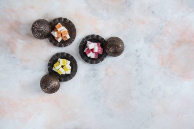 Gri arkaplanda tatlı marmelatların üst görüntüsü. Yüksek kalite fotoğraf