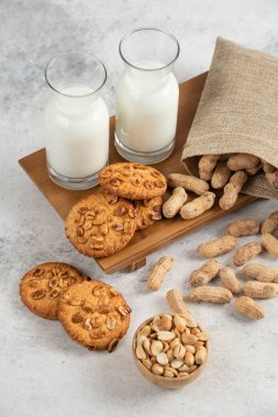 Organik fıstıklar, taze süt ve mermer arka planda lezzetli bisküviler. Yüksek kalite fotoğraf