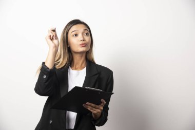 İş kadını elinde bir belge tutuyor. Yüksek kalite fotoğraf